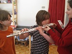 enfant jouant de la flûte