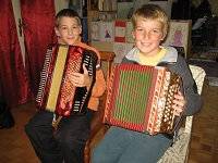 enfants jouant de la musique